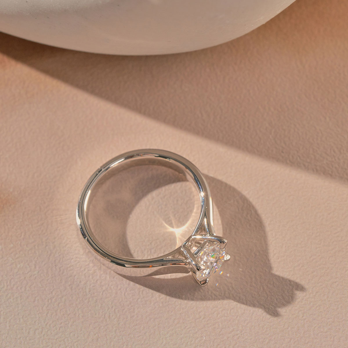 화이트 다이아몬드 4프롱 솔리테어 반지(1캐럿)